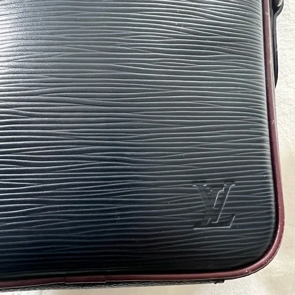 Louis Vuitton Danube PM Slim Bag - Picture 9 of 12